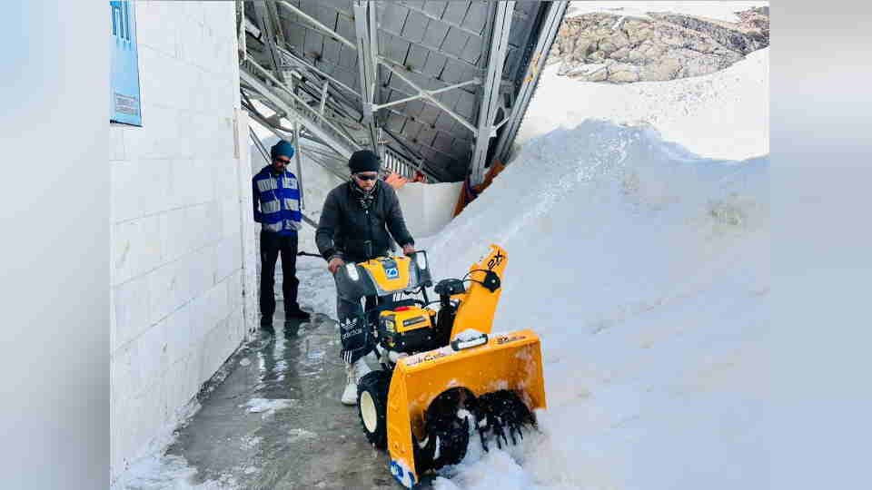 Hemkund Sahib Yatra 2023: Four days left for doors to open work of removing snow from path speedily