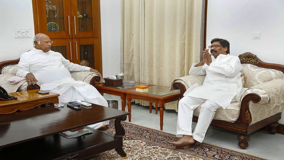 Jharkhand CM Hemant Soren meets Cong chief Mallikarjun Kharge in Delhi, Opposition unity discussed