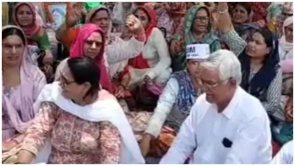 In Jhunjhunu it was written with henna on the hands  do grade pay 3600, ANM and LHV did a unique protest
