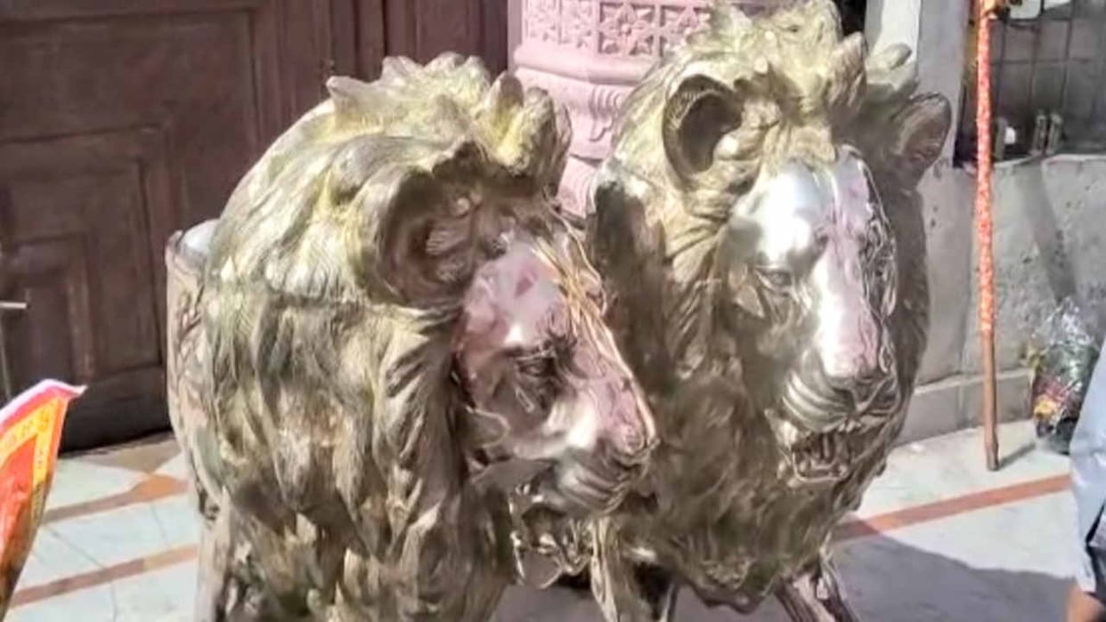 Kangra News:  Jawans of the Dogra Regiment presented a pair of brass lions at Jwalamukhi Temple