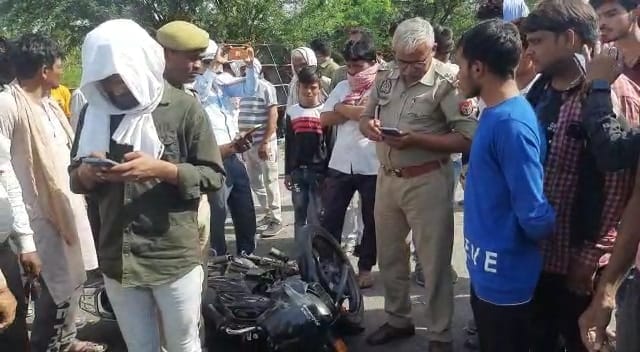Three people died in an accident on the Kanpur Sagar highway in Mahoba, police detained the truck and the driv