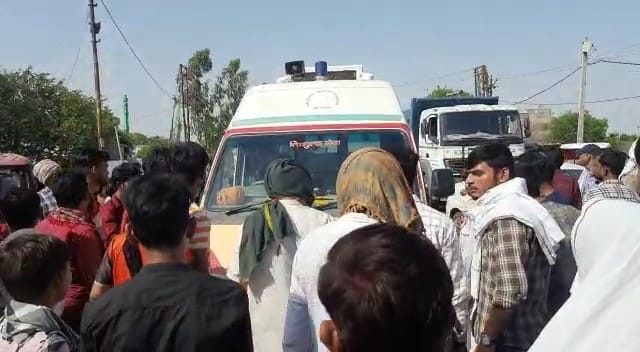 Three people died in an accident on the Kanpur Sagar highway in Mahoba, police detained the truck and the driv