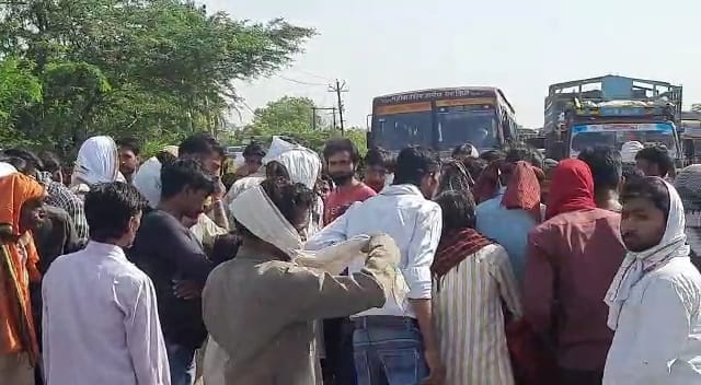 Three people died in an accident on the Kanpur Sagar highway in Mahoba, police detained the truck and the driv