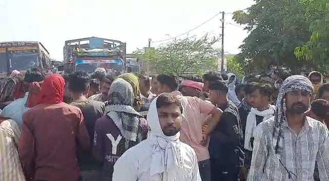Three people died in an accident on the Kanpur Sagar highway in Mahoba, police detained the truck and the driv