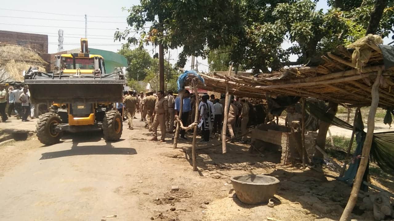 Homes of the poor were destroyed in Hardoi, on the orders of the court, bulldozers ran on 39 houses and huts