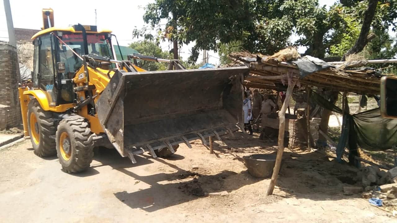 Homes of the poor were destroyed in Hardoi, on the orders of the court, bulldozers ran on 39 houses and huts