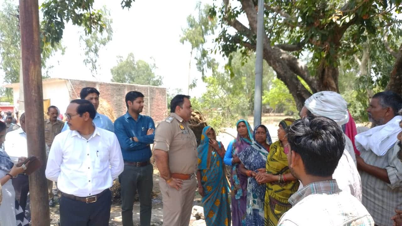 Homes of the poor were destroyed in Hardoi, on the orders of the court, bulldozers ran on 39 houses and huts