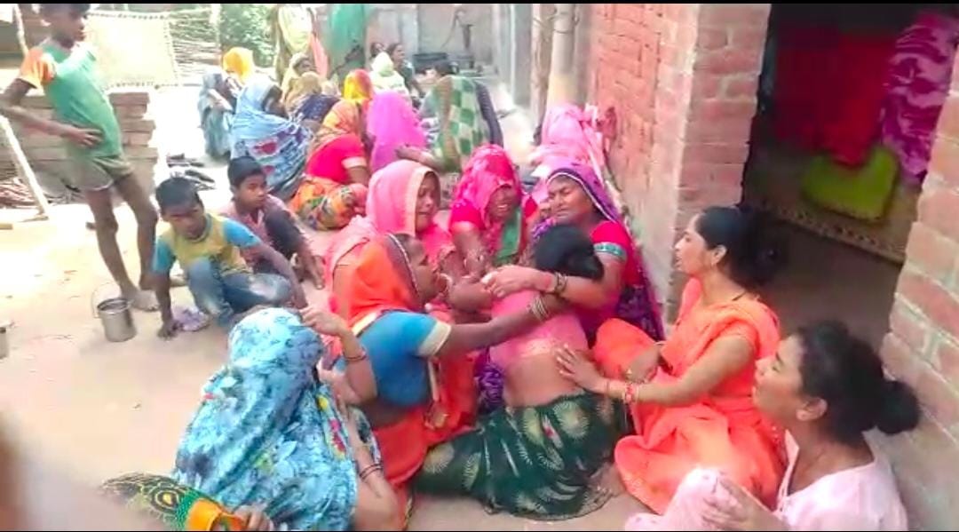 High speed dumper hit the bike in Hardoi, three were crushed to death, cousins were returning from marriage