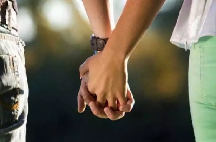 Husband caught romancing with girlfriend in Auraiya, wife created ruckus, tried to convince in Kotwali