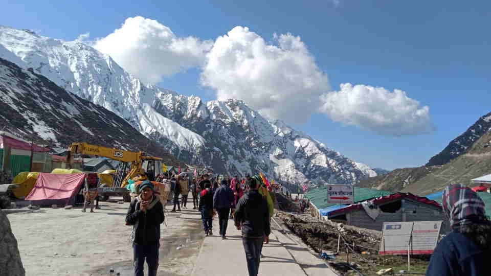 Chardham Yatra 2023: Pilgrims get only three to five seconds for kedarnath Darshan due to Huge Crowd