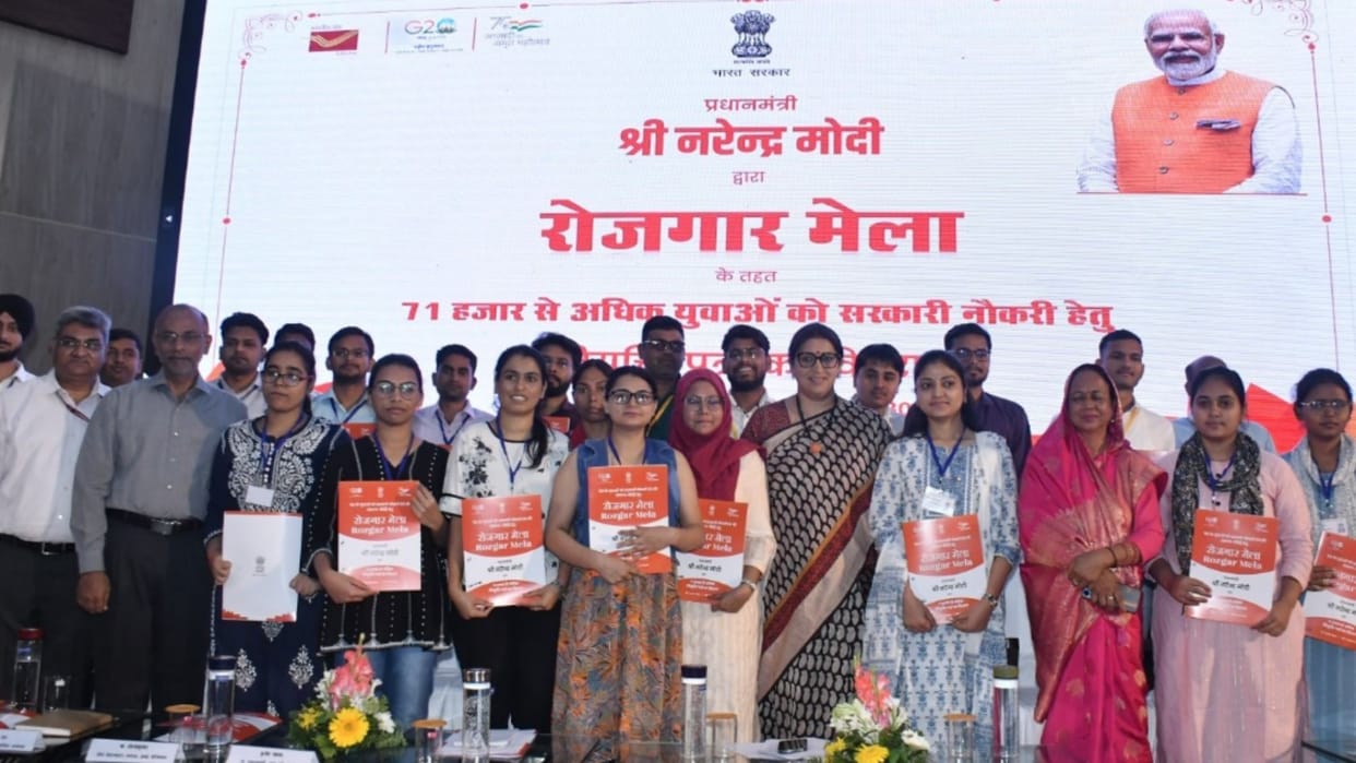 Lucknow: Union Minister Smriti Irani gave appointment letters to 350 youths, CM Yogi thanked PM