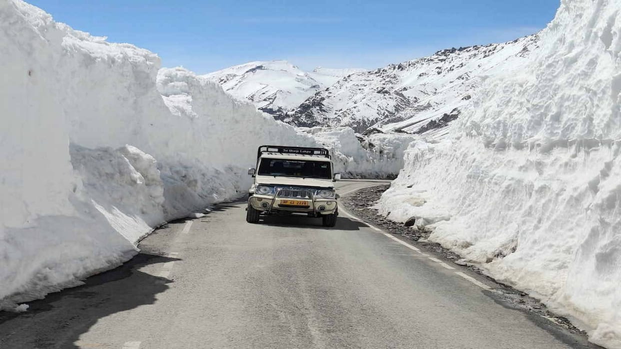 Manali-Leh Road: Vehicles from Darcha will now go towards Leh till 10:00 am