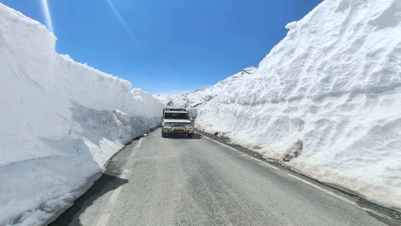 Manali Leh road opened after six months, four by four vehicles ran on the first day, see the exciting journey