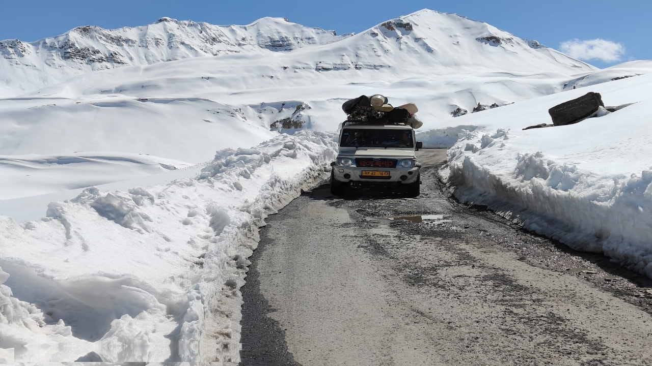 Manali Leh road opened after six months, four by four vehicles ran on the first day, see the exciting journey