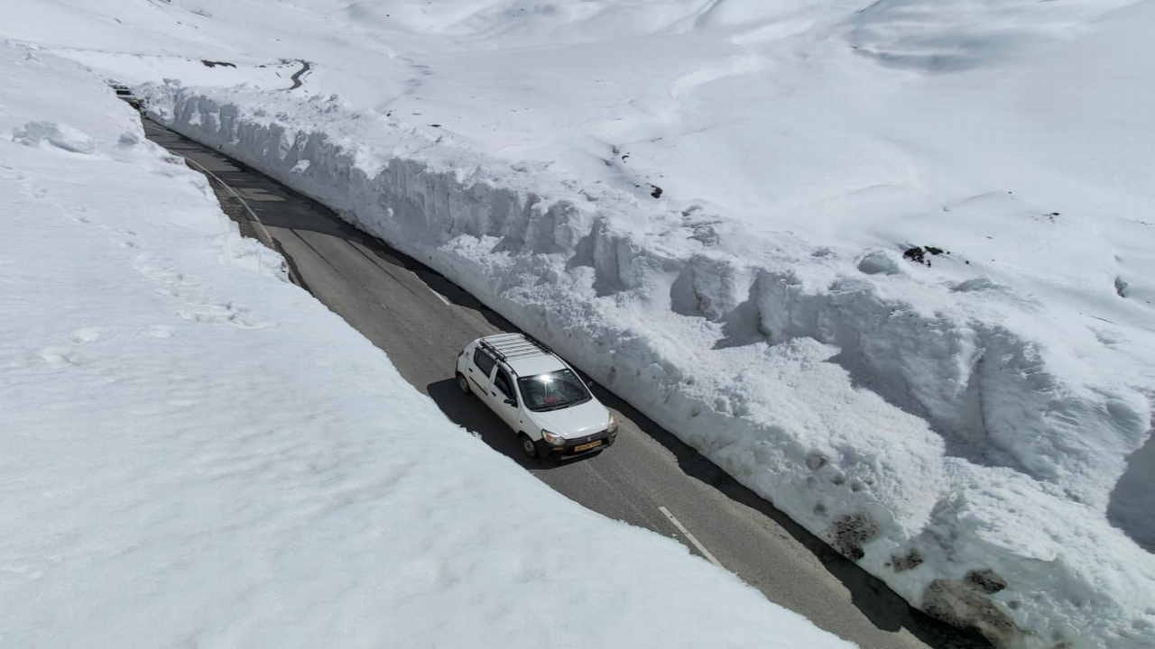 Manali Leh road opened after six months, four by four vehicles ran on the first day, see the exciting journey