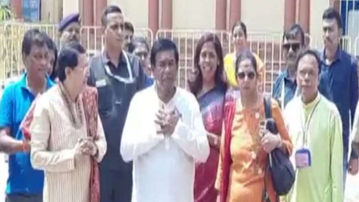 Mauritius President Prithvirajsing Roopun visits Belur Math and Dakshineswar Kali Temple