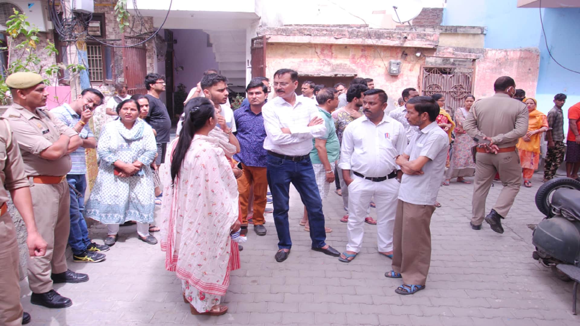 Double Murder Case : everyone has socked to know about this case Crowd of comforters at home