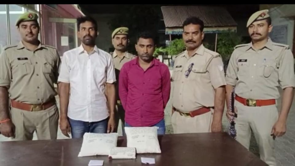 Police arrested two opium smugglers in Shahjahanpur