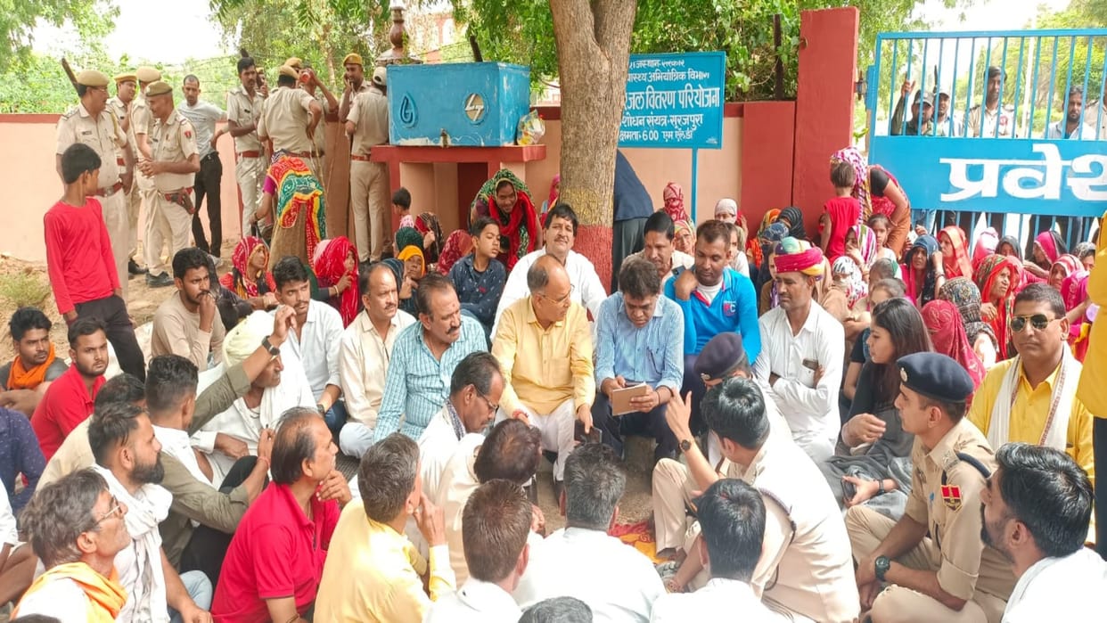 MLAs and workers sitting on dharna by locking the Surajpura filter plant in Tonk