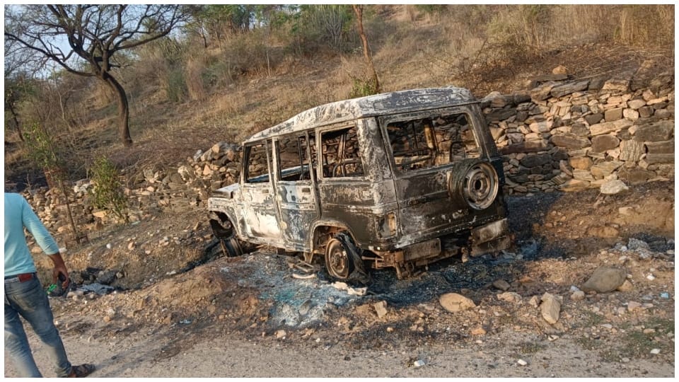 The half-burnt body of the contractor was found on the road in Rajsamand burnt Bolero vehicle standing nearby