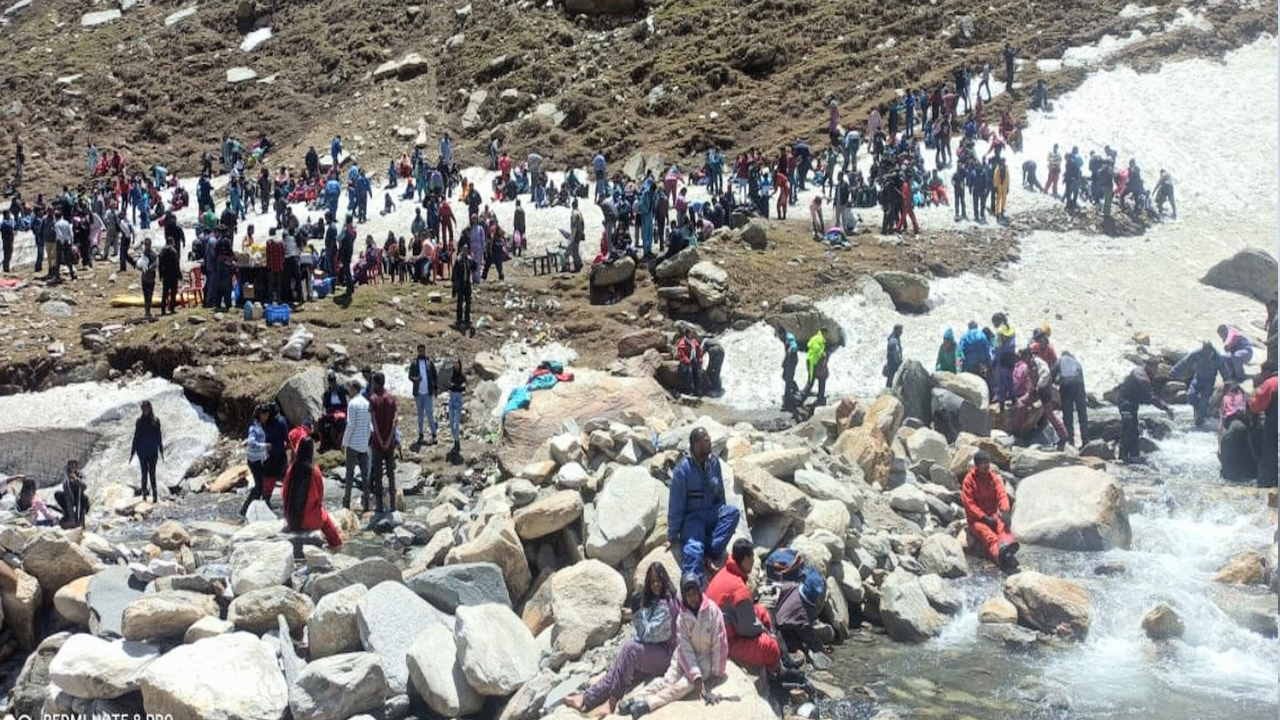 Manali Leh road opened after six months, four by four vehicles ran on the first day, see the exciting journey