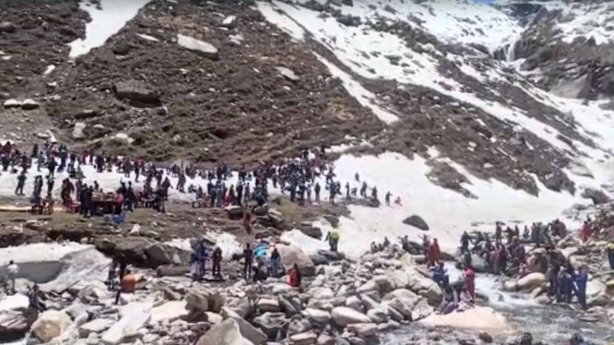 Tourists rush in Himachal's Koksar and manali, played in the snow