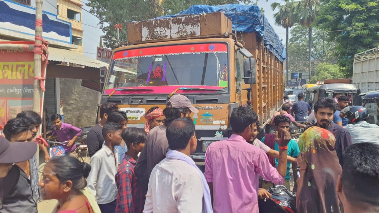 Truck crushed student going to give exam in Vaishali, people blocked road after death