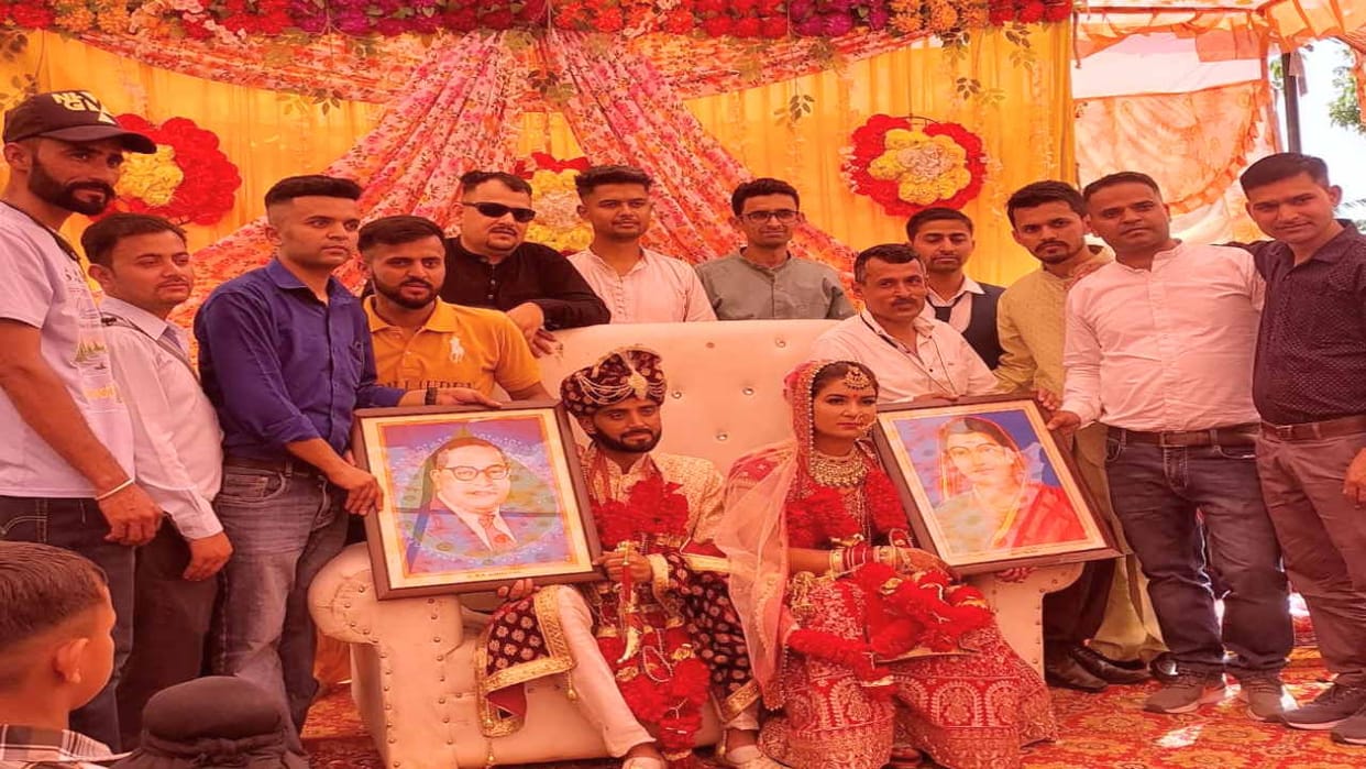 Unique marriage: Considering the constitution as a witness, the couple tied the knot, became a topic of discus