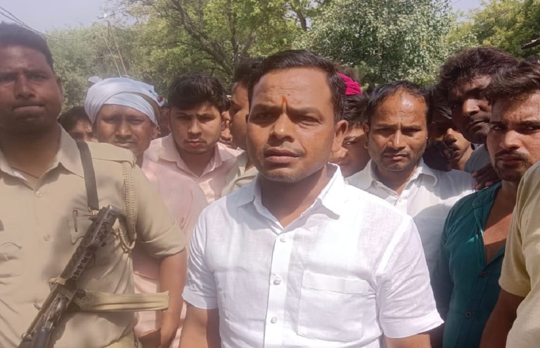 Road Accident in varanasi bike rider dies and wife son injured due to truck hit his bike