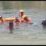 बंद कोल माइंस के पोखर शव तलाश करते गोताखोर।