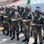 नियंत्रण रेखा पर जवानों से मुलाकात करते उत्तरी कमान प्रमुख उपेंद्र द्विवेदी