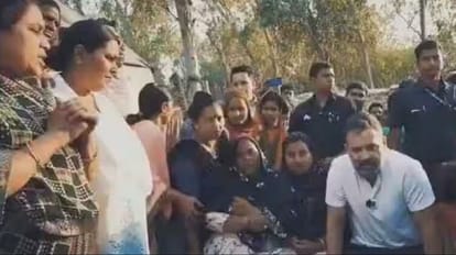 Delhi : अब शकूर बस्ती पहुंचे राहुल गांधी, झुग्गी में रहने वाली महिलाओं का सुना दर्द Delhi: Now Rahul Gandhi reached Shakur Basti