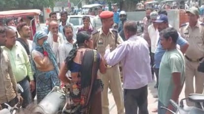 Fighting between wife and husband at Pilibhit s Gauhaniya Chauraha