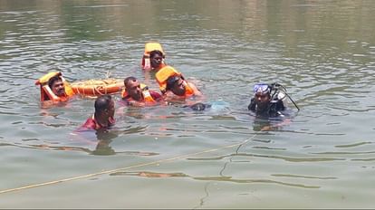 Moradabad: Worker painting bridge washed away after falling Ramganga, divers searching