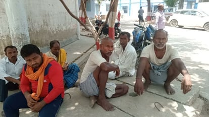 Bihar News: नालंदा में बीती शाम से लापता युवक का शव सड़क किनारे मिला, एक्सीडेंट में मौत होने की आशंका Dead body of missing youth found on roadside in Nalanda, fear of death in accident