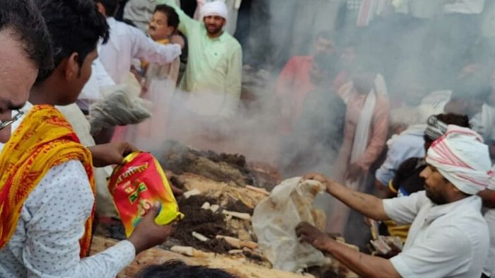 Heavy crowd reach Bahubali Pandit Harishankar Tiwari Funeral in Gorakhpur