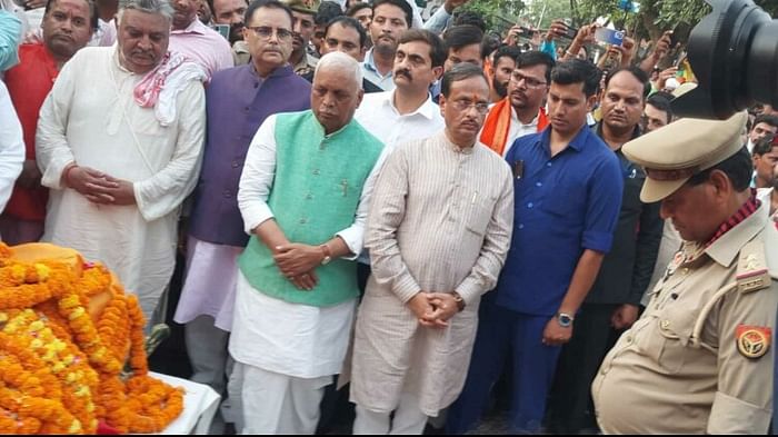 Heavy crowd reach Bahubali Pandit Harishankar Tiwari Funeral in Gorakhpur
