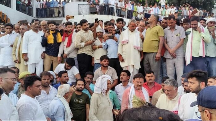 Heavy crowd reach Bahubali Pandit Harishankar Tiwari Funeral in Gorakhpur