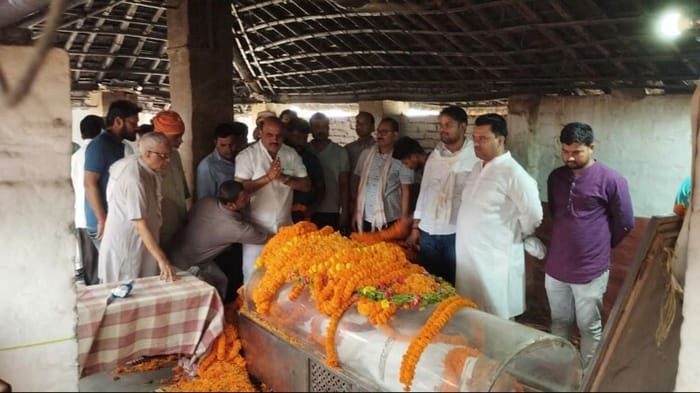 Horrible crowd gathered in funeral procession of Pandit Harishankar Tiwari