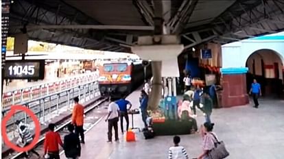 MP News: नींद में चलते हुए पटरियों पर गिरा युवक, जीआरपी जवान ने जान पर खेलकर बचाया, सीसीटीवी फुटेज आया सामने A young man fell on the tracks while walking in his sleep in katni junction the GRP jawan saved his life