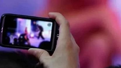 रिश्ते पर कलंक: साल भर पहले सास से किया दुष्कर्म, साथ रहने के लिए धमकाया, न मानने पर फोटो किया वायरल Son in law raped mother in law a year ago in Banda, threatened to stay together, photo went viral for not agre