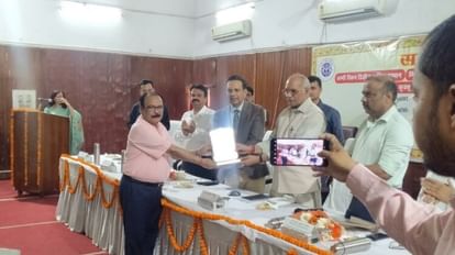 UP animal husbandry minister honours officers in Lucknow.