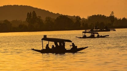 Jammu Kashmir Weather: दिन में तपिश बढ़ी, प्रदेश के कुछ हिस्सों में कल बारिश के आसार Jammu Kashmir Weather: Day heat increased rain expected in some parts of the state tomorrow