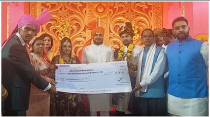 The groom gave 1.11 lakh to the families of the martyrs instead of extravagance in the marriage  Sehore News