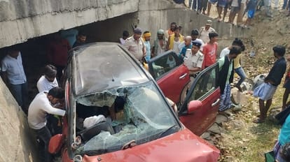 Bihar: बांका में अनियंत्रित कार पुलिया के नीचे गिरी; चालक की मौत, घायलों को कड़ी मशक्कत के बाद निकाला जा सका Uncontrolled car fell under bridge in Banka; Driver died and six people injured