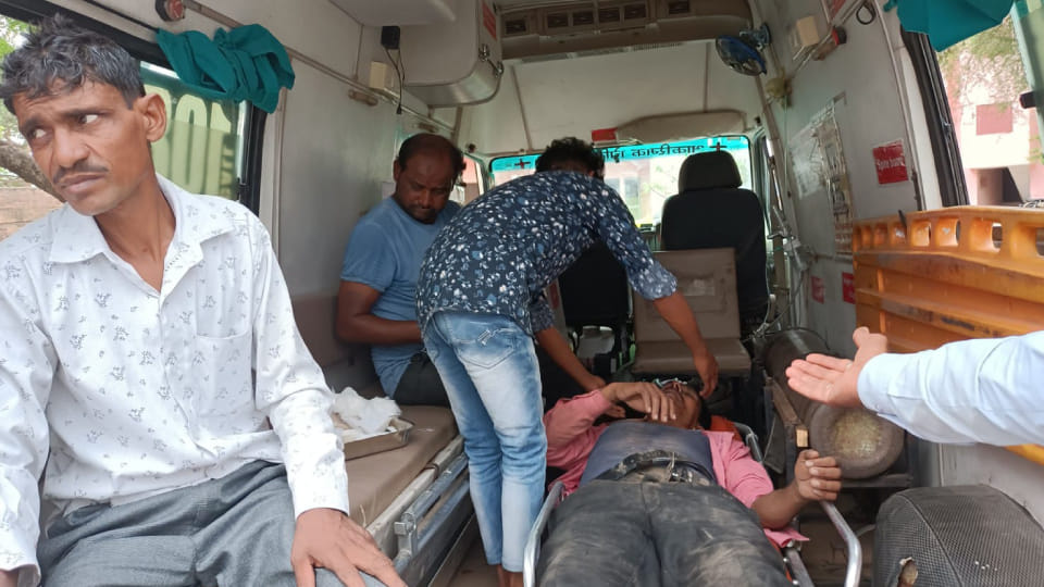 A dozen people were injured when loader overturned uncontrolled in Agra