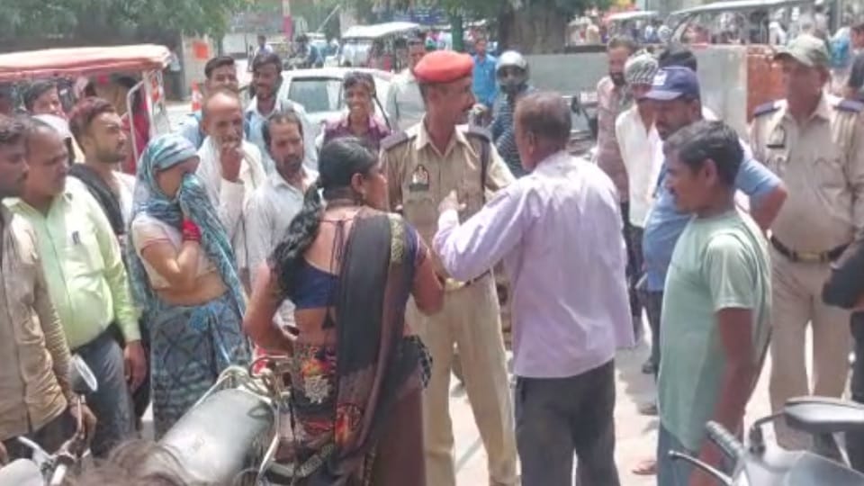 Fighting between wife and husband at Pilibhit s Gauhaniya Chauraha