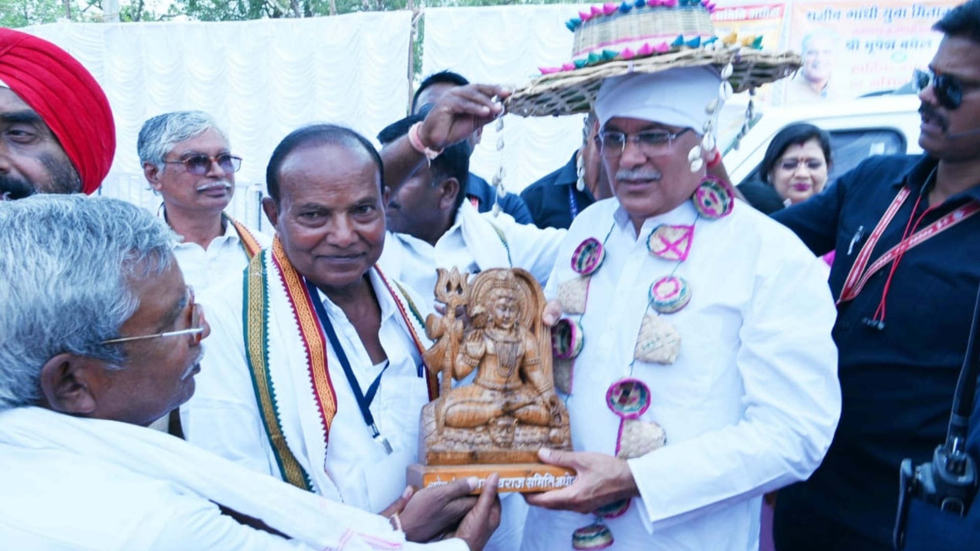 मुख्यमंत्री भूपेश बघेल के स्वागत में उन्हें बांस की टोकरी और सूपा की माला पहनाई गई।