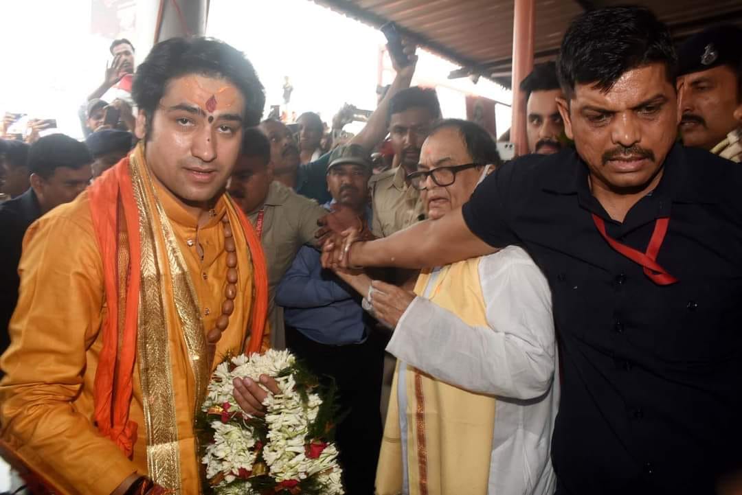 Baba Bageshwar Dham Sarkar Dhirendra Shastri on Target After Mahavir Mandir Visit Bouncer Pushed Acharya Kunal