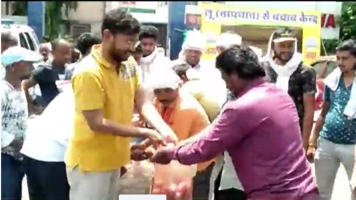 farmer distributed onions for free when not getting the right price of crop demanded compensation from govt